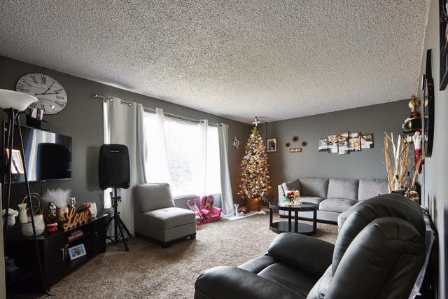 69 Collins Crescent Se, Home with 3 bedrooms, 2 bathrooms and 3 parking in Medicine Hat AB | Image 4