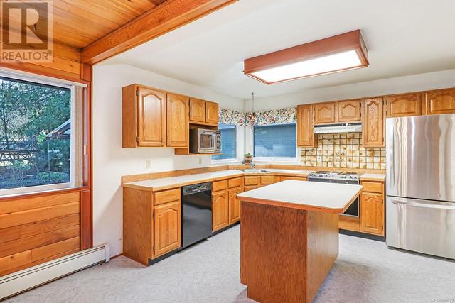 3406 Kentwood Rd, House detached with 3 bedrooms, 2 bathrooms and 4 parking in Comox Valley A BC | Image 10