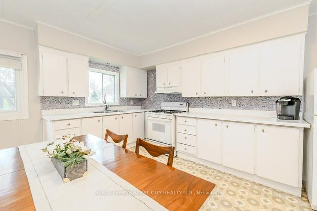27 Lowell St N, House detached with 3 bedrooms, 1 bathrooms and 4 parking in Cambridge ON | Image 2