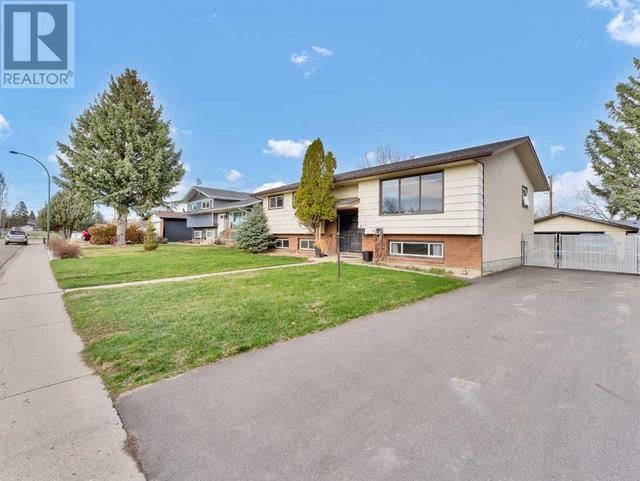 815 5 Street Se, House detached with 5 bedrooms, 3 bathrooms and 4 parking in Redcliff AB | Image 2