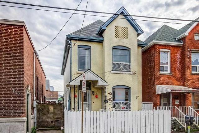 608 Barton St E, House detached with 3 bedrooms, 2 bathrooms and 3 parking in Hamilton ON | Image 2