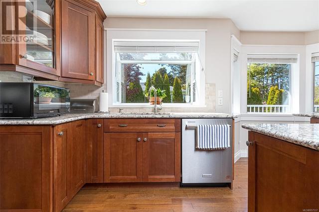 924 Deal St, House detached with 4 bedrooms, 4 bathrooms and 5 parking in Oak Bay BC | Image 25
