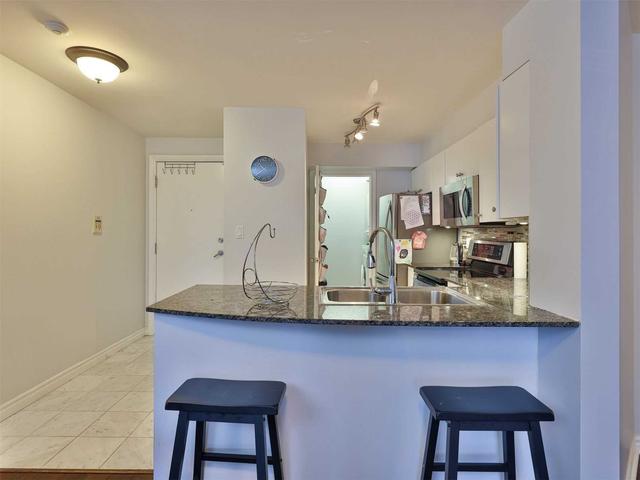 1101 - 801 Bay St, Condo with 2 bedrooms, 3 bathrooms and 1 parking in Toronto ON | Image 4