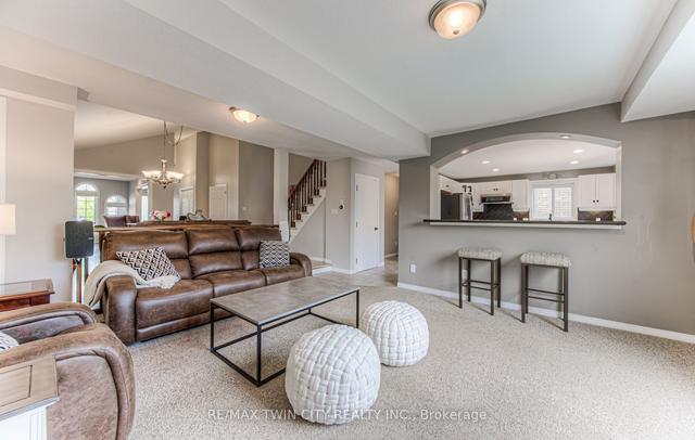 15 Mccorkindale Pl, House detached with 4 bedrooms, 4 bathrooms and 6 parking in Guelph ON | Image 2