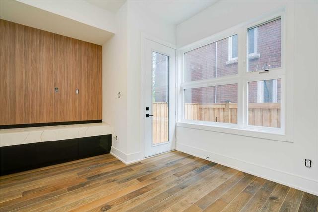 2 - 355 Dupont St, Townhouse with 3 bedrooms, 3 bathrooms and 1 parking in Toronto ON | Image 6