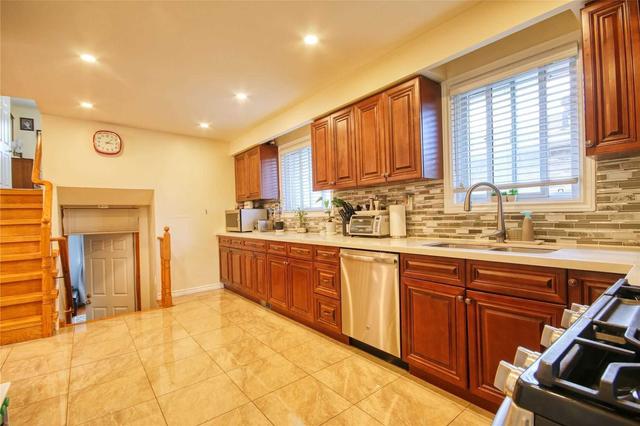 311 Hansen Rd N, House semidetached with 4 bedrooms, 3 bathrooms and 3 parking in Brampton ON | Image 2