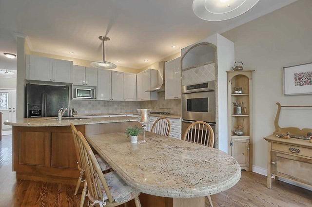 86 Monkman Crt, House detached with 3 bedrooms, 3 bathrooms and 5 parking in Aurora ON | Image 9