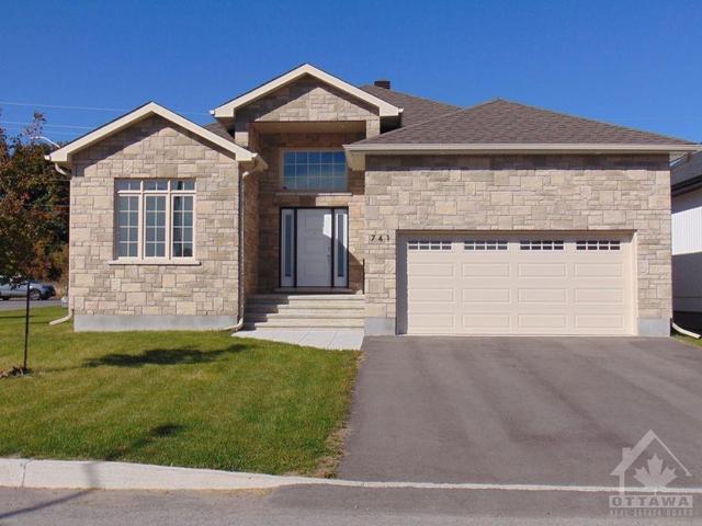 741 Meadowridge Circle, House detached with 2 bedrooms, 2 bathrooms and 6 parking in Ottawa ON | Card Image