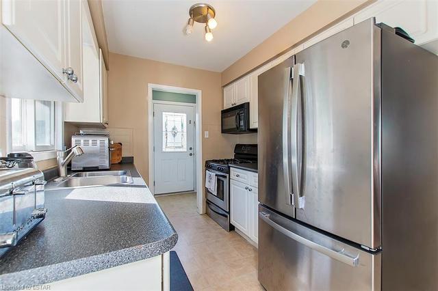 1120 Cambridge Crescent, House detached with 4 bedrooms, 2 bathrooms and 2 parking in Sarnia ON | Image 9