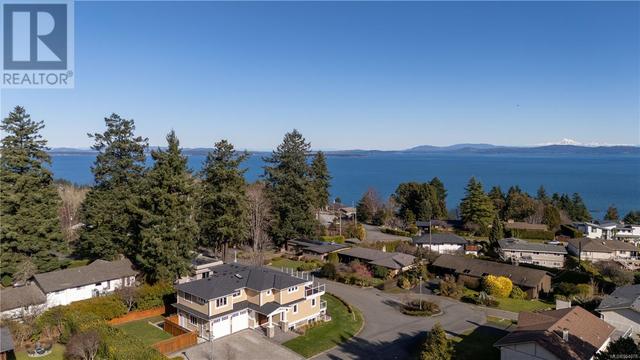 4924 Winterburn Pl, House detached with 8 bedrooms, 6 bathrooms and 5 parking in Saanich BC | Image 2