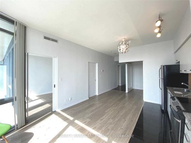 3202 - 832 Bay St, Condo with 2 bedrooms, 2 bathrooms and 1 parking in Toronto ON | Image 11