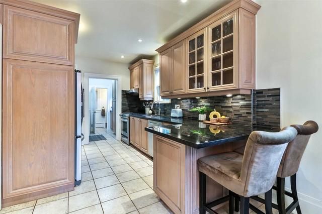 92 Burnhamthorpe Rd, House detached with 4 bedrooms, 4 bathrooms and 6 parking in Toronto ON | Image 2