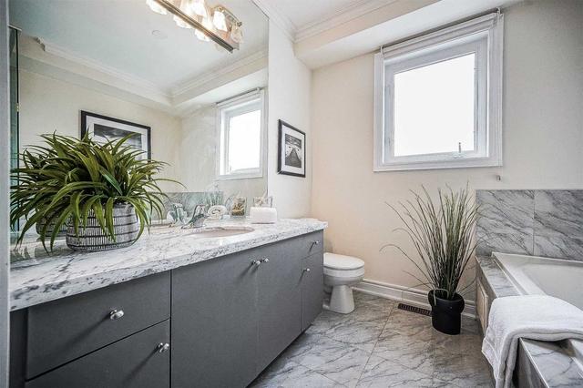 180 Mccaul St, House attached with 3 bedrooms, 2 bathrooms and 1 parking in Toronto ON | Image 9