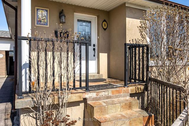 38 Wheatsheaf Cres, House detached with 3 bedrooms, 2 bathrooms and 7 parking in Toronto ON | Image 32