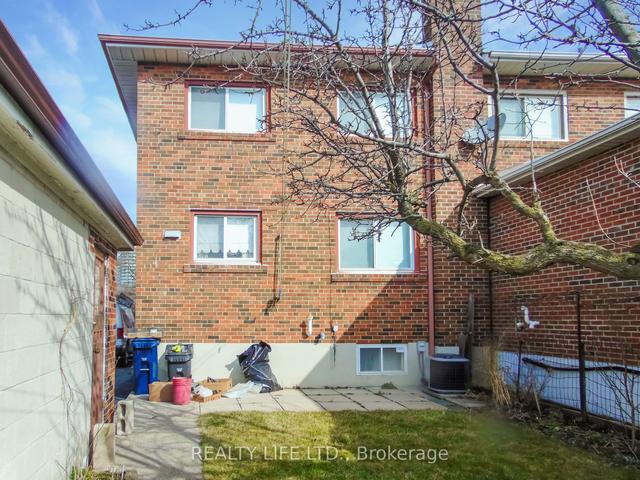19 Arrowsmith Ave, House semidetached with 3 bedrooms, 2 bathrooms and 5 parking in Toronto ON | Image 11