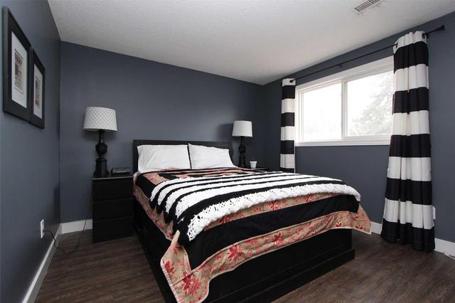 14 Parker Cres, Townhouse with 3 bedrooms, 2 bathrooms and 1 parking in Ajax ON | Image 11