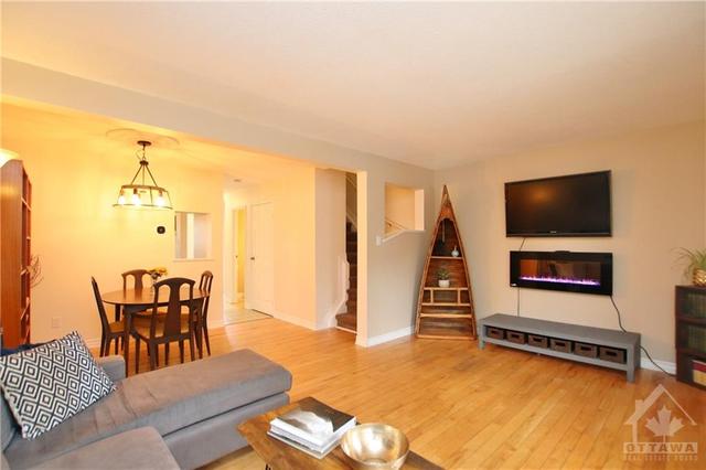 4329 Meadowvale Lane, Townhouse with 3 bedrooms, 2 bathrooms and 1 parking in Ottawa ON | Image 8