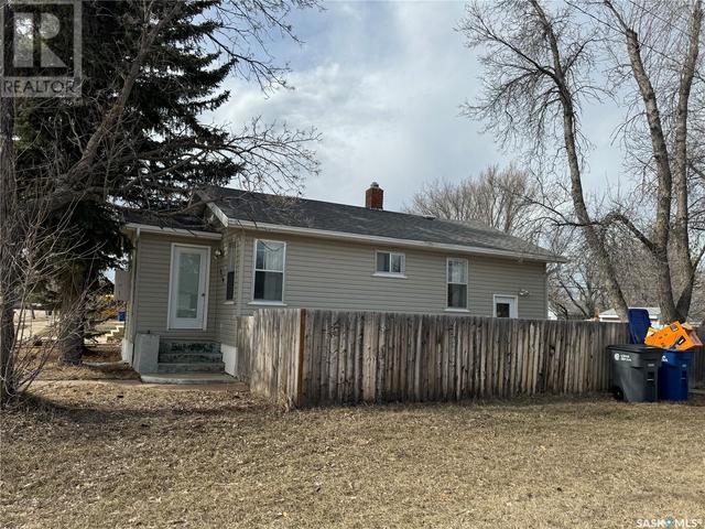 219 7th Avenue E, House detached with 3 bedrooms, 2 bathrooms and null parking in Assiniboia SK | Image 2