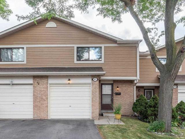 97 Ashton Cres, Townhouse with 3 bedrooms, 2 bathrooms and 1 parking in Brampton ON | Image 1