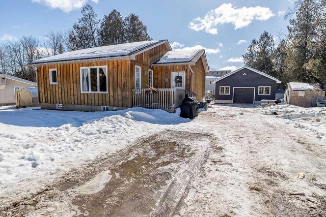 1081 Larch St, House detached with 2 bedrooms, 1 bathrooms and 9 parking in Innisfil ON | Image 1