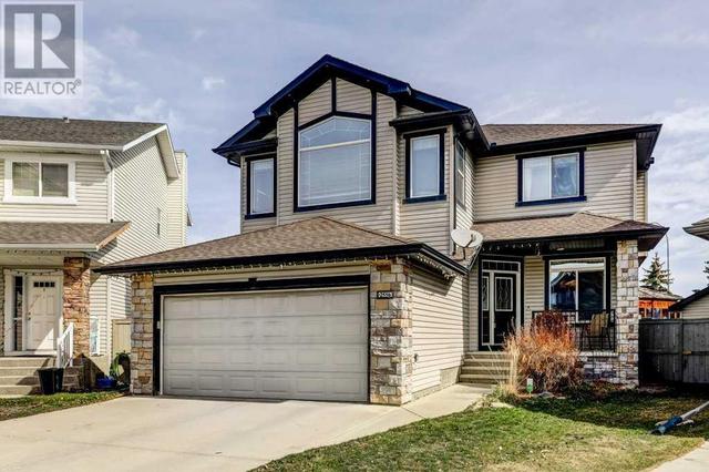 2556 Coopers Circle Sw, House detached with 4 bedrooms, 3 bathrooms and 4 parking in Airdrie AB | Image 2