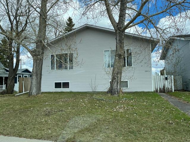 1305b Fleming Avenue, Home with 3 bedrooms, 1 bathrooms and 2 parking in Penhold AB | Image 1