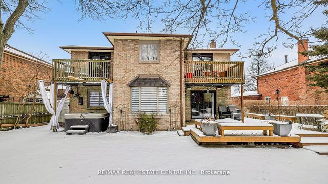 19 Montgomery Sq, House detached with 4 bedrooms, 3 bathrooms and 9 parking in Brampton ON | Image 27