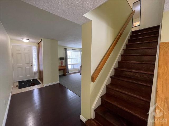 246 Woodfield Drive, Townhouse with 3 bedrooms, 1 bathrooms and 1 parking in Ottawa ON | Image 7