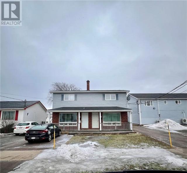 118 - 120 Vail St, House other with 6 bedrooms, 4 bathrooms and null parking in Moncton NB | Image 2