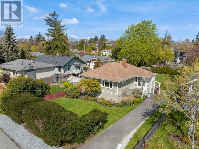 2118 Pentland Rd, House detached with 3 bedrooms, 1 bathrooms and 2 parking in Oak Bay BC | Image 54