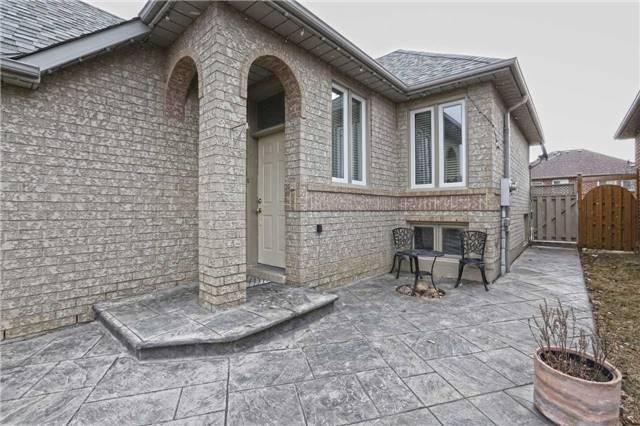 141 Springview Dr, House detached with 1 bedrooms, 2 bathrooms and 4 parking in Brampton ON | Image 2