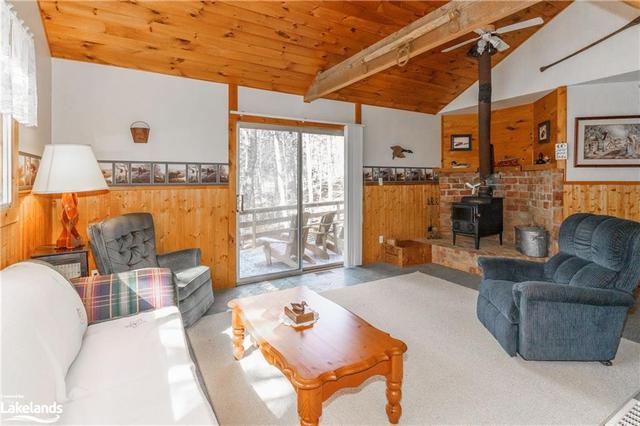 32 Maple Leaf Drive, House detached with 2 bedrooms, 1 bathrooms and 6 parking in Huntsville ON | Image 5