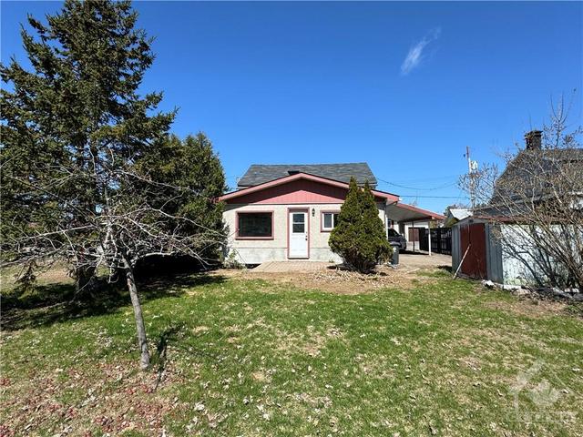 205 St Joseph Street, House detached with 2 bedrooms, 1 bathrooms and 2 parking in Alfred and Plantagenet ON | Image 1