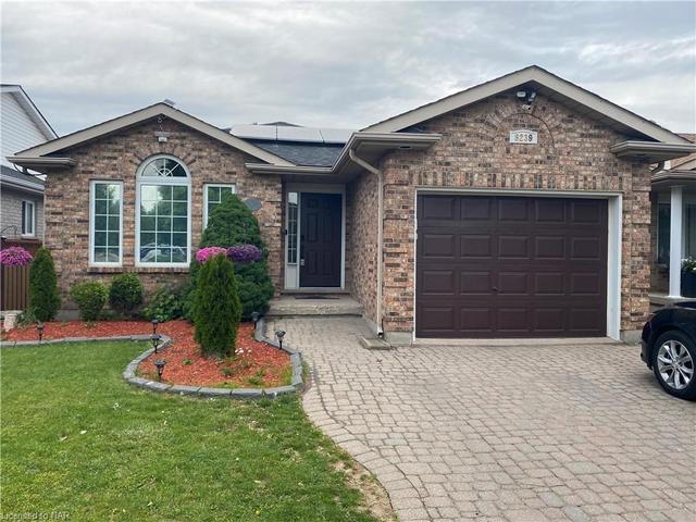 8239 Harvest Crescent, House detached with 6 bedrooms, 2 bathrooms and 3 parking in Niagara Falls ON | Image 1