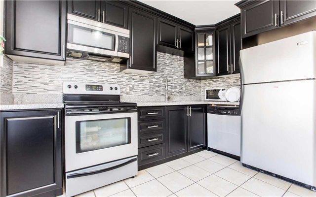 80 Guildford Cres, Townhouse with 3 bedrooms, 2 bathrooms and 1 parking in Brampton ON | Image 1