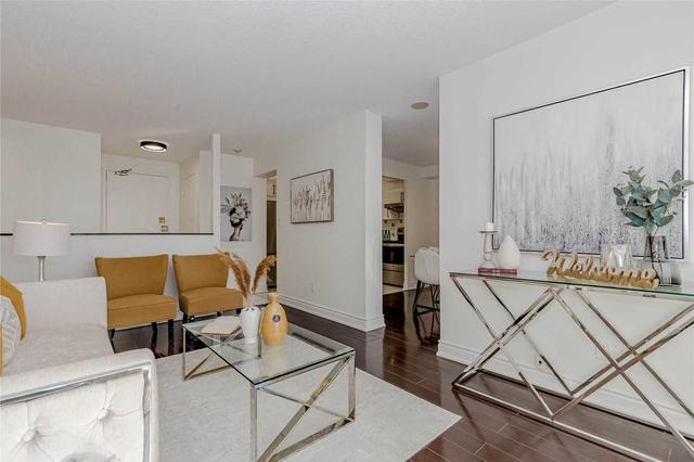 809 - 155 Hillcrest Ave, Condo with 2 bedrooms, 1 bathrooms and 1 parking in Mississauga ON | Image 3