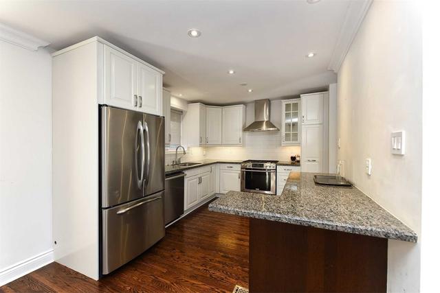 19 Brookwood Crt, House detached with 3 bedrooms, 2 bathrooms and 5 parking in Toronto ON | Image 16