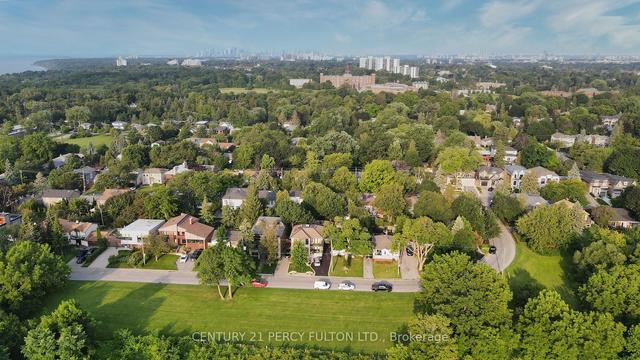68 Sunnypoint Cres, House detached with 3 bedrooms, 2 bathrooms and 3 parking in Toronto ON | Image 6