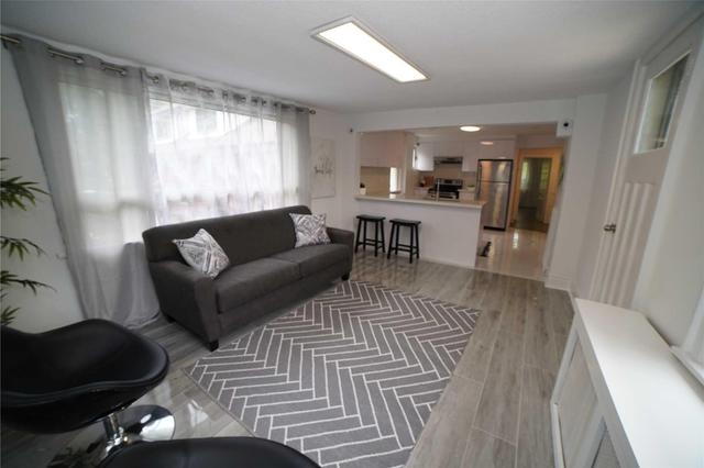 Upper - 2571 Lake Shore Blvd W, House detached with 3 bedrooms, 1 bathrooms and 2 parking in Toronto ON | Image 2