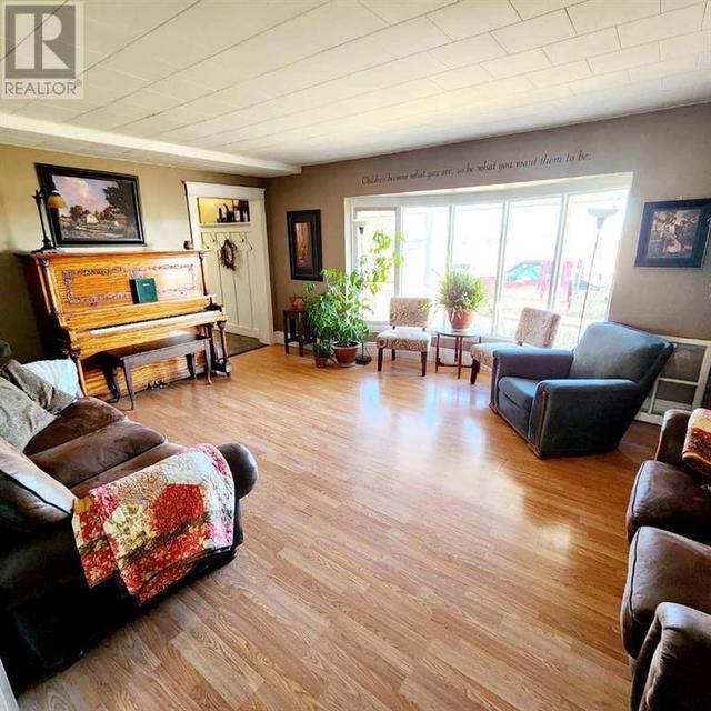 501 Highway, House detached with 4 bedrooms, 2 bathrooms and null parking in Cardston County AB | Image 32