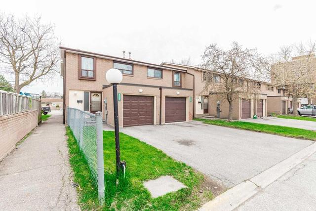 263 Fleetwood Cres, Townhouse with 4 bedrooms, 2 bathrooms and 1 parking in Brampton ON | Image 2