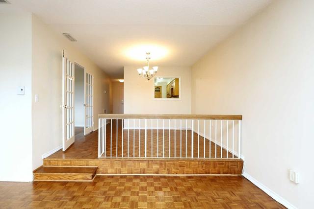 1111 - 965 Inverhouse Dr, Condo with 3 bedrooms, 2 bathrooms and 2 parking in Mississauga ON | Image 4