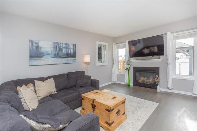 1537 Demeter Street, Townhouse with 3 bedrooms, 2 bathrooms and 3 parking in Ottawa ON | Image 4
