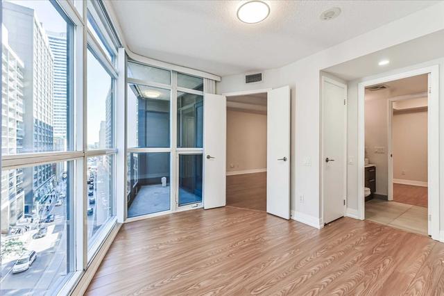 803 - 21 Carlton St, Condo with 1 bedrooms, 1 bathrooms and 1 parking in Toronto ON | Image 4