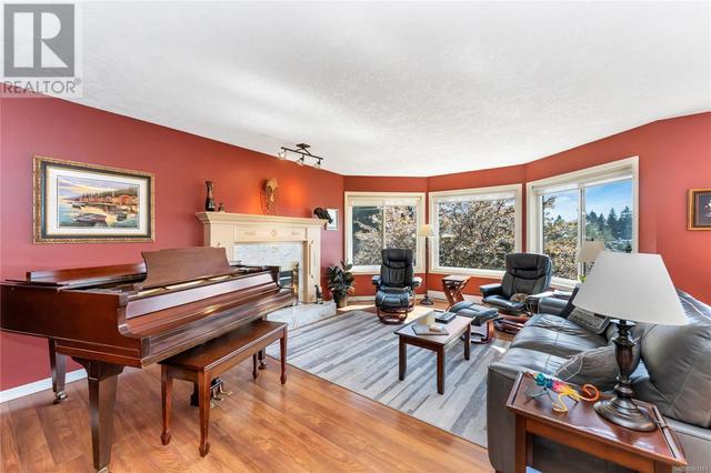 781 Cameo St, House detached with 5 bedrooms, 3 bathrooms and 4 parking in Saanich BC | Image 3