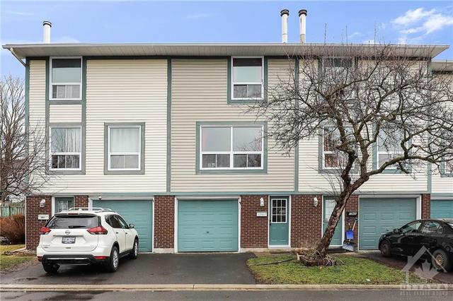 1943 Greenway Park Lane, Townhouse with 3 bedrooms, 2 bathrooms and 2 parking in Ottawa ON | Image 1