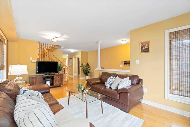 1381 Derby County Cres, House detached with 4 bedrooms, 3 bathrooms and 2 parking in Oakville ON | Image 2