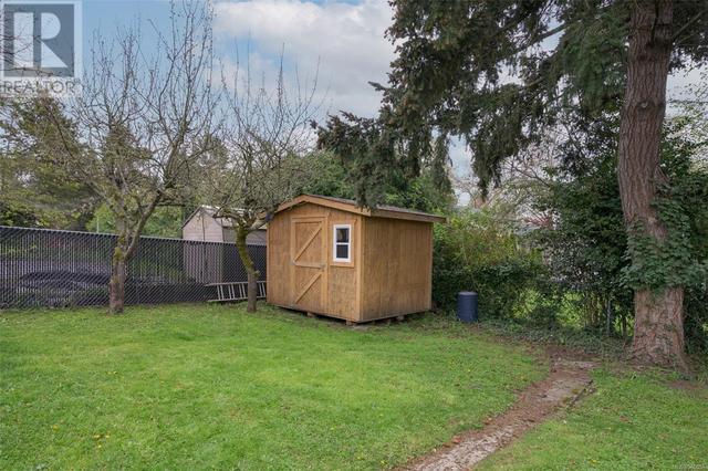 1871 Cochrane St, House detached with 5 bedrooms, 3 bathrooms and 2 parking in Saanich BC | Image 41