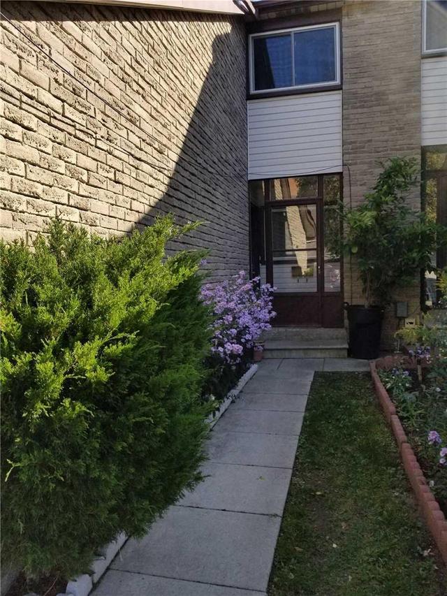 10 - 50 Silverbell Grve, Townhouse with 3 bedrooms, 2 bathrooms and 1 parking in Toronto ON | Image 2