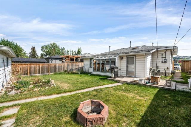 6312 33 Avenue Nw, House detached with 2 bedrooms, 1 bathrooms and 3 parking in Calgary AB | Image 3